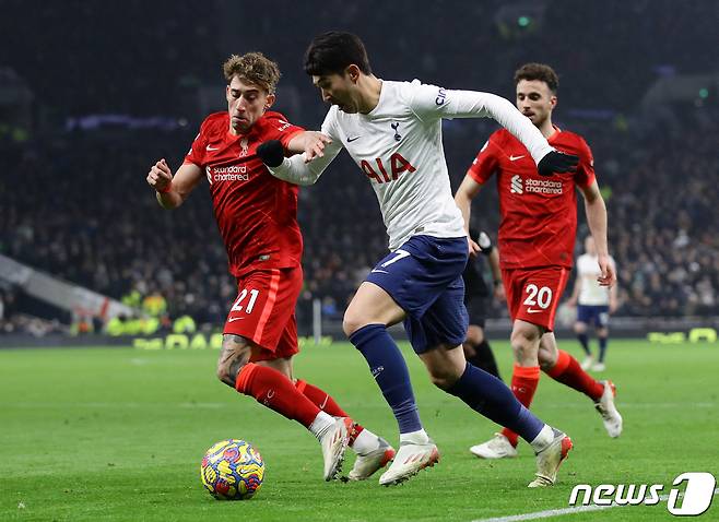 토트넘 홋스퍼의 손흥민(가운데)© 로이터=뉴스1