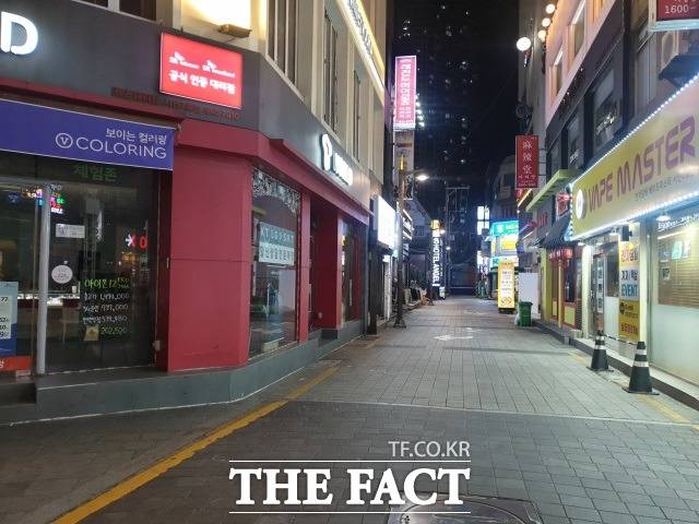 사회적 거리두기가 다시 강화된 첫날인 18일 오후 9시 30분쯤 부산 서면 쥬디스태화 인근 거리는 한산했다./부산=조탁만 기자.