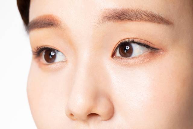 사시의 종류에 따라 항상 눈동자가 돌아가 있기도 하고 간헐적으로 바르게 정렬됐다가 피곤하거나 졸릴 때 비주기적으로 다시 어긋나기도 한다. /클립아트코리아 제공