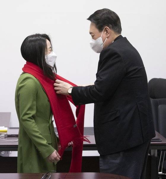 20일 여의도 새시대 준비위원회 위원장실에서 열린 영입인사 환영식에 참석한 윤석열 국민의힘 대선후보가 신지예 한국여성정치 네트워크 대표에게 환영의 목도리를 걸어주고 있다. 임현동 기자