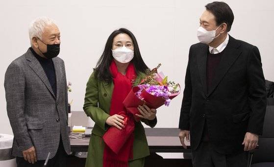 20일 여의도 새시대 준비위원회 위원장실에서 열린 영입인사 환영식에 참석한 윤석열 국민의힘 대선후보와 신지예 한국여성정치 네트워크 대표 김한길 위원장이 기념촬영을 하고 있다. 임현동 기자