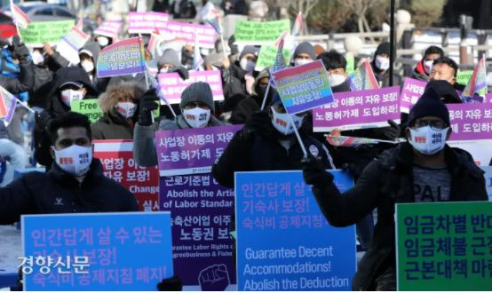 Migrant Workers Have a Right to Live like Humans: On December 19, participants of the International Migrants Day Rally shout slogans in front of Bosingak in Jongno-gu, Seoul. In the first part of the rally, participants held a ceremony to remember Sokkheng (left photo), a Cambodian woman found dead in her vinyl greenhouse dormitory while working as a farmhand on December 20, 2020. Kim Chang-gil