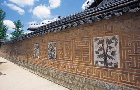 It was revealed last year that the flower patterns and letters illustrated on the famous outer wall of Jagyeongjeon, were inaccurately restored to what it looked like during King Gojong's reign. The building was established by the king for his foster mother Queen Shinjeong. The Cultural Heritage Administration was under fire for not being aware of when the restoration was conducted. [CULTURAL HERITAGE ADMINISTRATION]