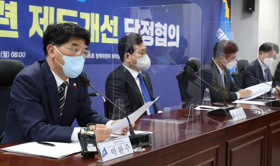 (서울=뉴스1) 오대일 기자 = 박완주 더불어민주당 정책위의장이 20일 오전 국회 의원회관에서 열린 공시가격 관련 제도개선 당정협의에서 발언하고 있다. 더불어민주당과 정부는 이 자리에서 1주택자 세 부담 상한과 세율 조정 등을 포함한 공시제도 개선에 대해 논의한다. 2021.12.20/뉴스1