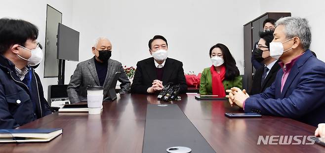 [서울=뉴시스] 국회사진기자단 = 윤석열 국민의힘 대선 후보가 20일 서울 여의도 새시대준비위원회 사무실에서 새시대준비위 수석부위원장으로 합류한 신지예 한국여성정치네트워크 대표 환영식을 하고 있다. 2021.12.20. photo@newsis.com