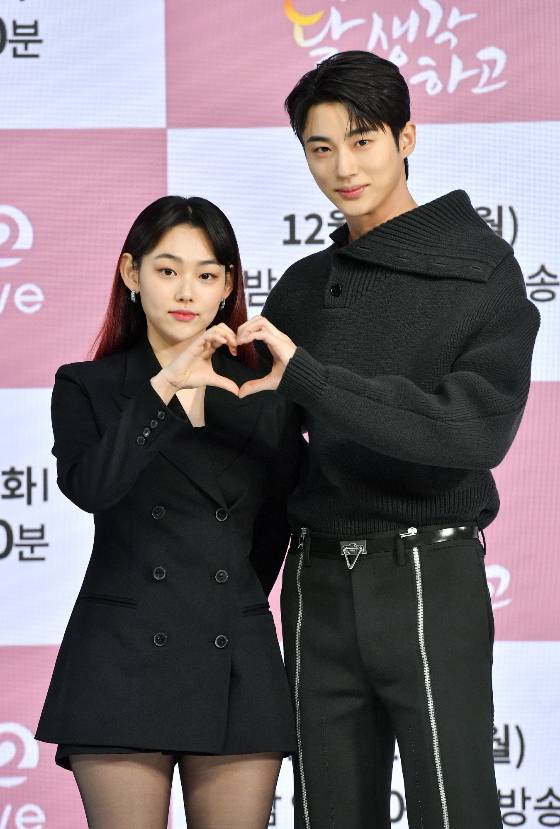 KBS 2TV 새 월화드라마 '꽃 피면 달 생각하고'의 강미나, 변우석(사진 오른쪽)./사진=KBS
