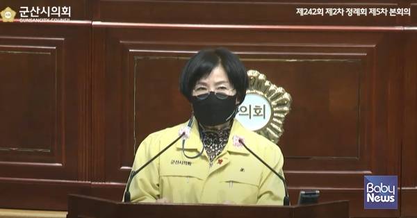 신영자 군산시의원이 20일 '어린이집·유치원 관리 교육부로 일원화 촉구건의안' 심의안건 제안설명을 하고 있다. 군산시의회 홈페이지 영상자료실 본회의 다시보기 화면 캡처 갈무리. ⓒ군산시의회