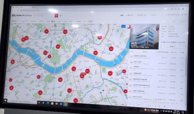 빌딩 중개업체인 리얼티코리아의 매매정보창. 매도 희망 빌딩들이 서울시 지도 위에 붉은 점으로 표시되어 있다./김기훈 기자