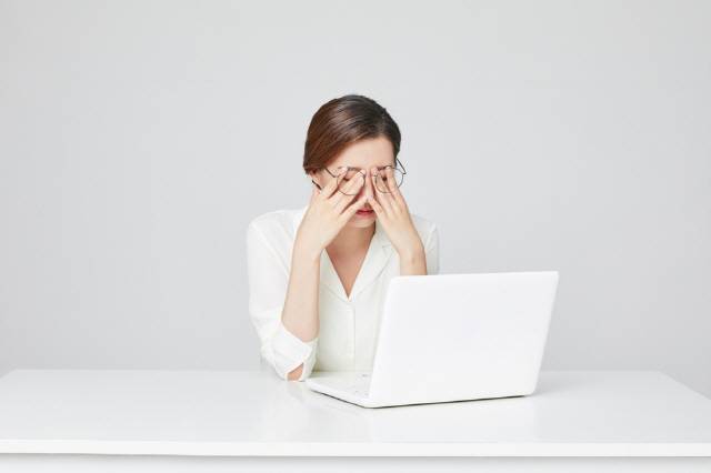 오랜 시간 화면을 보는 직장인은 멀리 보기, 녹색 보기, 눈 깜박이기로 눈의 피로를 덜 수 있다./사진=클립아트코리아