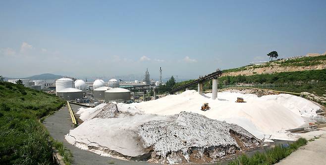 Raw material for caustic soda is piled up at Hanwha Solution‘s petrochemical facility located in Yeosu, South Jeolla Province. (Hanwha Solutions)