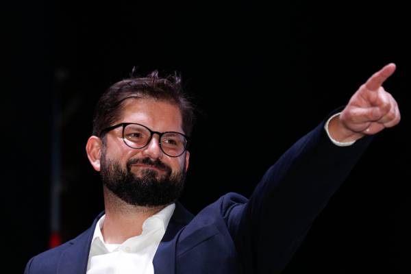 칠레 대통령으로 선출된 가브리엘 보리치가 19일(현지시간) 수도 산티아고에서 승리를 자축하고 있다. 학생운동 지도자 출신의 35세 젊은 좌파 정치인 가브리엘 보리치는 칠레 역사상 최연소 대통령이 된다. 그는 “모든 칠레 국민의 대통령이 될 것”이라고 강조했다. AP연합뉴스