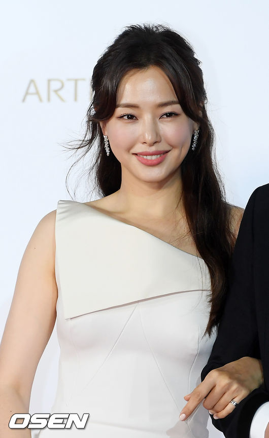Actor Lee Ha-nui has announced a surprise marriage: celebrations continue with interest in his non-entertainer Husband in the announcement of the marriage, which he does not even know.Lee Ha-nui told her agency on Monday that she had marriage today.We have promised that Lee Ha-nui Actor, who has met a precious relationship, will be a lifelong partner based on trust and affection for each other, the agency said.Lee Ha-nuis Husband is a non-entertainer and reportedly met earlier this year with an introduction from an acquaintance.The two people attracted a special interest in marriage in less than a year of dating.The agency declined to speak about Lee Ha-nuis Husband.Since the other party is a non-entertainer, I would like to ask you to understand that there is no damage caused by disclosure of personal information or excessive interest, the agency said.However, there is a report on Evie Husbands job and age.One media reported that Lee Ha-nuis Husband is older than Lee Ha-nui and a fun Korean; there is no official confirmation of this.In addition, information on residences after marriage is also thoroughly piled up in veils.Lee Ha-nui had his best year of 2021.The SBS drama Wonder Woman, which plays Main actor, has become the most likely acting candidate at the end of the year with a huge box office success, not only having the best career as an actor, but also enjoying the double slope of marriage.Lee Ha-nui, who started his career in the entertainment industry in Miss Korea in 2006, made his debut as an actor and led numerous works to box office.He appeared in the dramas such as Partner, Pasta, Indomitable Daughter-in-law, Shark, Modern Farmer, Shining or Crazy, Uncle Come Back, Reverse: The Thieves Who Stealed the People, The Hot Blood Priest, Wonder Woman, and movies such as The Manipulated City, Extreme Job, and Black Money.As many fans have been loved as Actor for a long time, many fans are also celebrating and praising his marriage.Lee Ha-nui, who marriages in the celebration of fans, will show steady work after marriage.Lee Ha-nui, who opened the second act of life,
