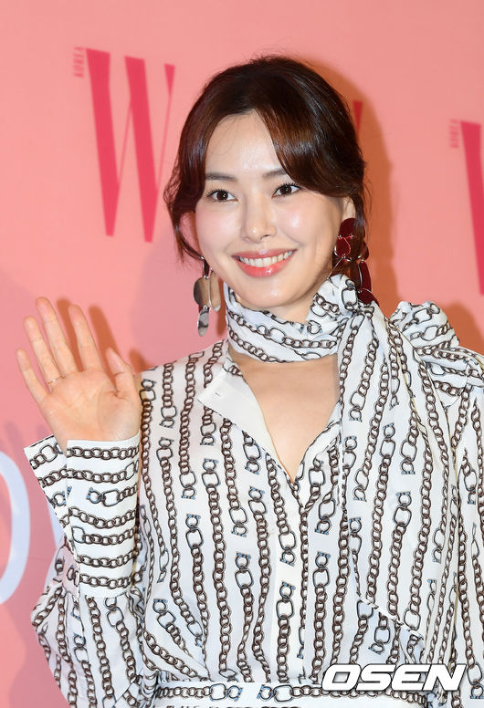 Actor Lee Ha-nui has announced a surprise marriage: celebrations continue with interest in his non-entertainer Husband in the announcement of the marriage, which he does not even know.Lee Ha-nui told her agency on Monday that she had marriage today.We have promised that Lee Ha-nui Actor, who has met a precious relationship, will be a lifelong partner based on trust and affection for each other, the agency said.Lee Ha-nuis Husband is a non-entertainer and reportedly met earlier this year with an introduction from an acquaintance.The two people attracted a special interest in marriage in less than a year of dating.The agency declined to speak about Lee Ha-nuis Husband.Since the other party is a non-entertainer, I would like to ask you to understand that there is no damage caused by disclosure of personal information or excessive interest, the agency said.However, there is a report on Evie Husbands job and age.One media reported that Lee Ha-nuis Husband is older than Lee Ha-nui and a fun Korean; there is no official confirmation of this.In addition, information on residences after marriage is also thoroughly piled up in veils.Lee Ha-nui had his best year of 2021.The SBS drama Wonder Woman, which plays Main actor, has become the most likely acting candidate at the end of the year with a huge box office success, not only having the best career as an actor, but also enjoying the double slope of marriage.Lee Ha-nui, who started his career in the entertainment industry in Miss Korea in 2006, made his debut as an actor and led numerous works to box office.He appeared in the dramas such as Partner, Pasta, Indomitable Daughter-in-law, Shark, Modern Farmer, Shining or Crazy, Uncle Come Back, Reverse: The Thieves Who Stealed the People, The Hot Blood Priest, Wonder Woman, and movies such as The Manipulated City, Extreme Job, and Black Money.As many fans have been loved as Actor for a long time, many fans are also celebrating and praising his marriage.Lee Ha-nui, who marriages in the celebration of fans, will show steady work after marriage.Lee Ha-nui, who opened the second act of life,