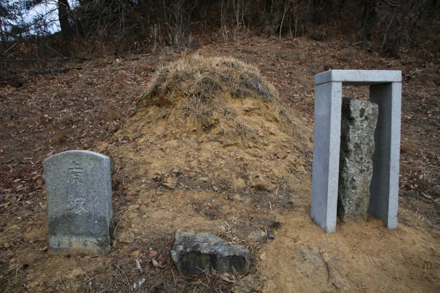 호랑이 무덤 호총(虎塚). 400년이 넘은 사진상 오른쪽 비석은 비바람을 막아줄 덮개까지 씌워져 있다. 호총은 오촌(梧村) 박응훈 선생의 후손들의 관리를 받고 있지만 잔디가 잘 자라지 않는다고 한다.