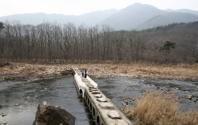 백화산 경내에서 돌다리를 건너가면 월류봉 둘레길이다. 길은 석천 물길을 따라 월류정까지 이어진다.