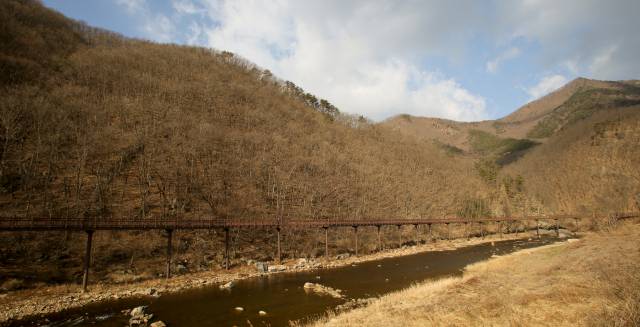 월류봉 둘레길 중간 지점인 ‘산새소리길’은 오로지 새소리와 물소리만 들으면서 걸을 수 있다.