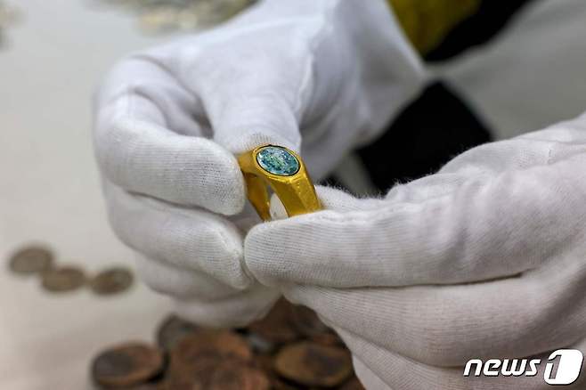 22일 이스라엘 앞바다에서 발견된 예수를 상징하는 문양이 새겨진 로마 시대의 금반지. © AFP=뉴스1