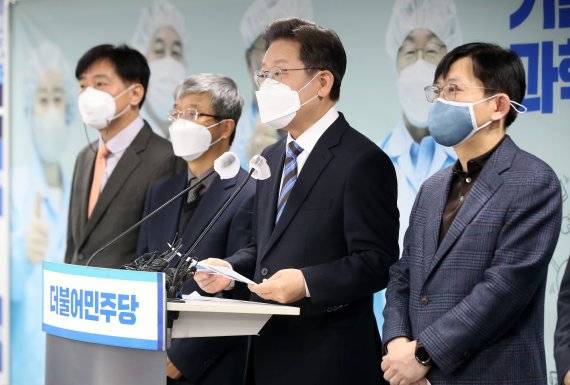 이재명 더불어민주당 대선 후보가 22일 서울 여의도 더불어민주당 중앙당사에서 과학기술 정책공약을 발표하고 있다. 2021.12.22/뉴스1