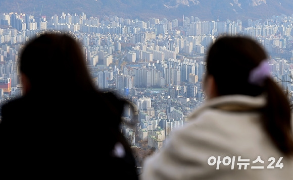 서울 북한산에서 바라본 서울 아파트 전경. [사진=김성진 기자]