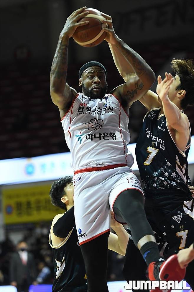▲ 리바운드하는 한국가스공사 클리프 알렉산더(24득점 22리바운드)