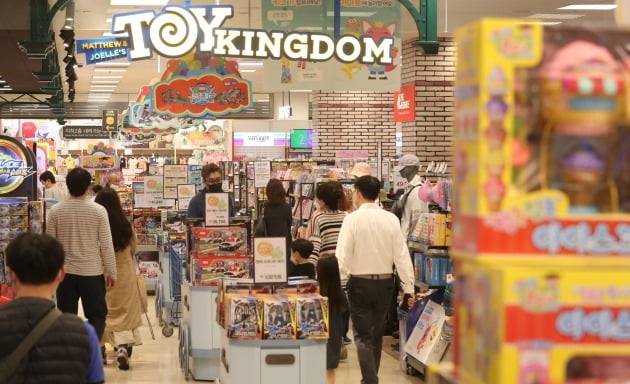 서울 시내 한 대형마트 완구코너에서 고객들이 장난감을 살펴보고 있다. /연합뉴스