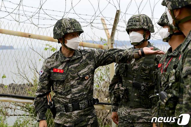 (서울=뉴스1) = 김태성 해병대사령관이 19일 소연평도에서 대비태세를 점검하고 있다. (해병대사령부 제공) 2021.9.19/뉴스1