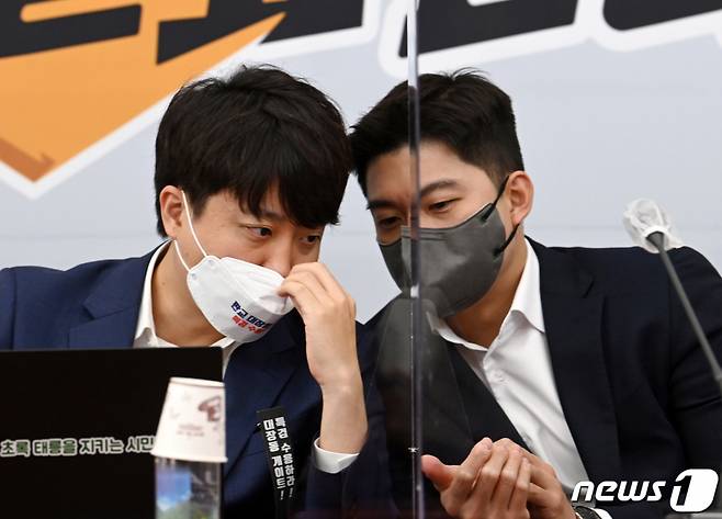 (서울=뉴스1) 구윤성 기자 = 이준석 국민의힘 대표가 18일 오전 서울 여의도 국회에서 열린 최고위원회의에서 김용태 최고위원과 귀엣말을 나누고 있다. 2021.10.18/뉴스1