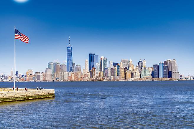 MZ세대 사이에서 해외 주식에 투자하는 이른바 ‘서학개미’ 열풍이 불면서 증권사들이 잇따라 해외주식 소수점 매매 서비스 시장에 진출하고 있다./사진=이미지투데이