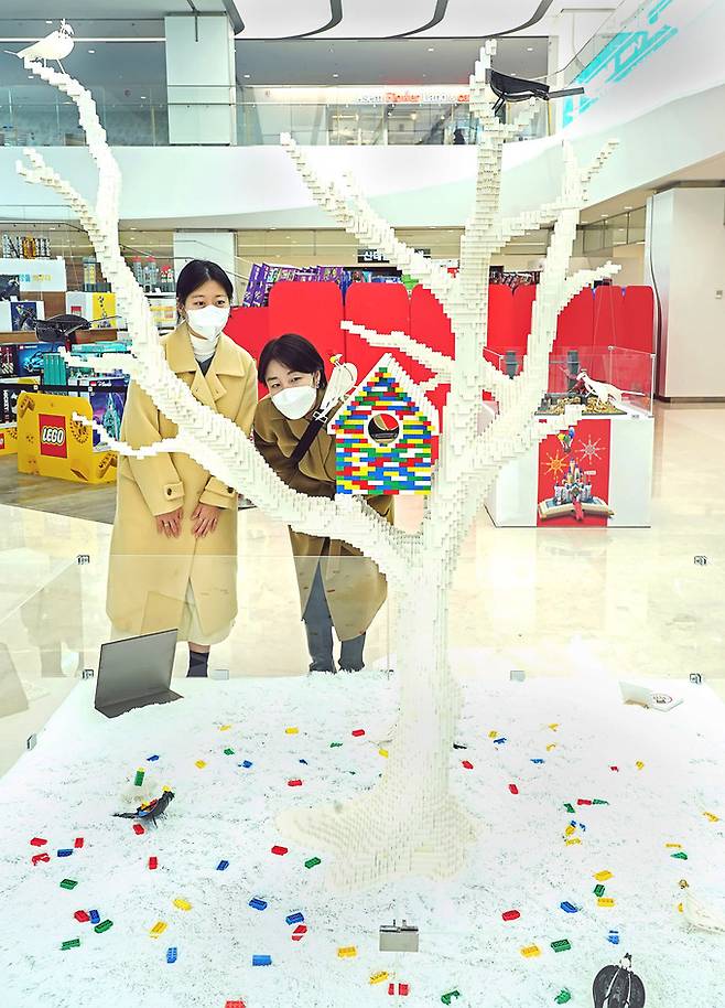 21일 대한민국 최대 레고 창작전시회 ‘브릭코리아 컨벤션 2021’에서 관람객들이 겨울 나무를 형상화한 레고 창작품을 감상하고 있다. 레고코리아 제공