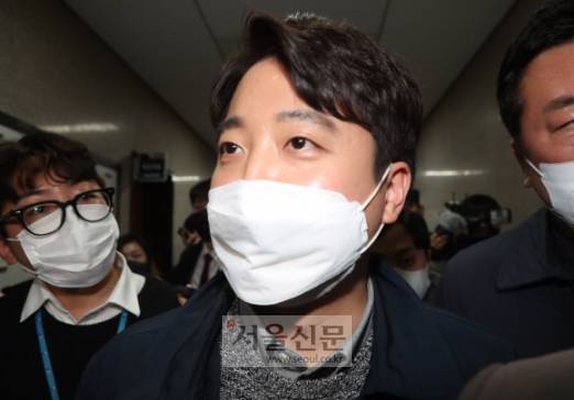 - 이준석 국민의힘 대표겸 상임선대위원장이 21일 오후 국회에서 상임선대위원장직 사퇴를 밝힌 뒤 회견장을 나서고 있다. 2021. 12. 21 정연호 기자 tpgod@seoul.co.kr