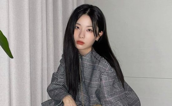 Seulgi of the group Red Velvet reported the latest with chic visuals.On the afternoon of the 22nd, Seulgi posted several photos on his instagram.In the photo, Seulgi is wearing a checkered dress and is taking pictures. He took various poses with a famous brand bag and attracted peoples attention.Above all, Seulgi has a good colored skin and a clear eye that has attracted peoples admiration.On the other hand, Seulgi appeared on 2021 KBS Song Festival on the 17th.