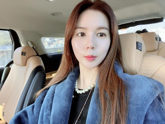 Park Si-eun posted a picture on his 22nd day with an article entitled Take a picture when the car is blocked.Park Si-eun in the photo is taking a selfie in the gap between the traffic, and the distinctive features and transparent skin are admirable without dark makeup.Park Si-euns husband, Jin Tae-hyun, who saw this, showed off his affection with a comment saying Wow, it is beautiful.Jin Tae-hyun and Park Si-eun developed into a relationship after playing a role in the SBS drama Amber Flower Genuine and marriaged in 2015.They publicly adopted their college daughter in 2019 and were loved by SBS Sangmyong 2 - You Are My Destiny.Photo: Park Si-eun Instagram