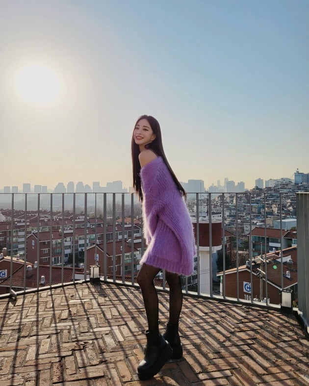 Actor Han Ye-seul showed off her elegant charmHan Ye-seul posted on his Instagram account on Tuesday: WHAT CAN SAY, I LOVE PURPLE #One Sunshine Day.In the photo, Han Ye-seul is on the roof of the building, wearing a purple overfit knit and revealing her shoulders: a lovely smile, chic and elegant vibes that attract attention.Han Ye-seul is in public with her lover, who is 10 years younger.