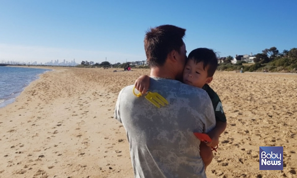 게이 아빠 비렐 씨가 아들 행복이를 안고 있다. 게이로 태어난 그는 아이를 키우며 아빠가 되어가고 있다. ⓒ비렐