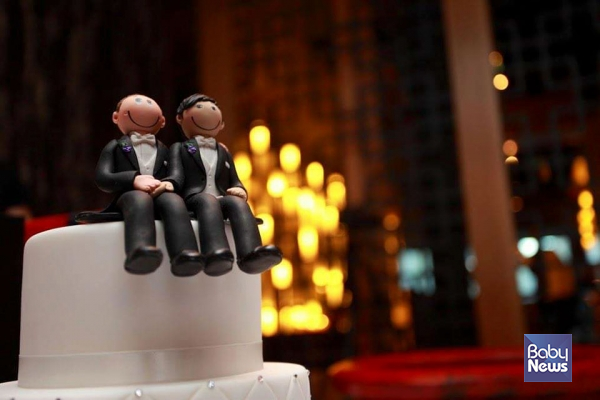 비렐 씨의 결혼식 케이크. 파트너는 가족으로 부터 상처 받은 그의 마음을 위로해주고 흔들리지 않게 지지해줬다. ⓒ비렐