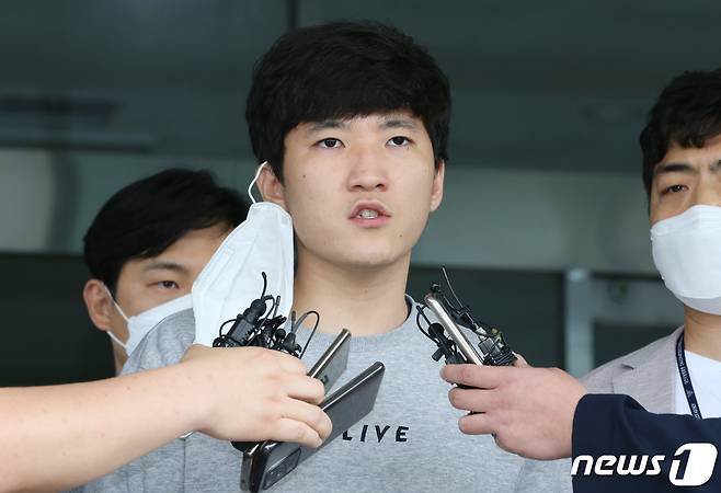 초·중 남학생 70여 명을 성착취한 혐의로 재판에 넘겨진 최찬욱.  © News1 김기태 기자