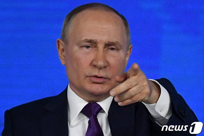 블라디미르 푸틴 러시아 대통령이 23일 연말 기자회견에서 발언하고 있다. © AFP=뉴스1