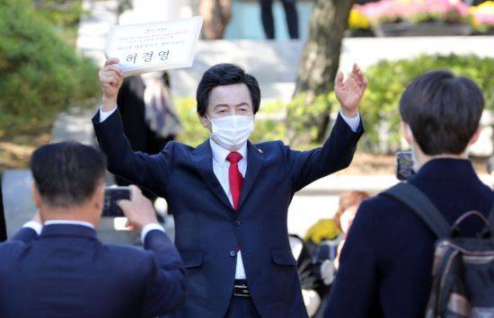 허경영 국가혁명당 명예대표가 지난10월18일 오전 과천 중앙선관위에서 제20대 대통령선거 예비후보자 등록을 마치고 지지자들의 환호에 답하고 있다. [이미지출처=연합뉴스]