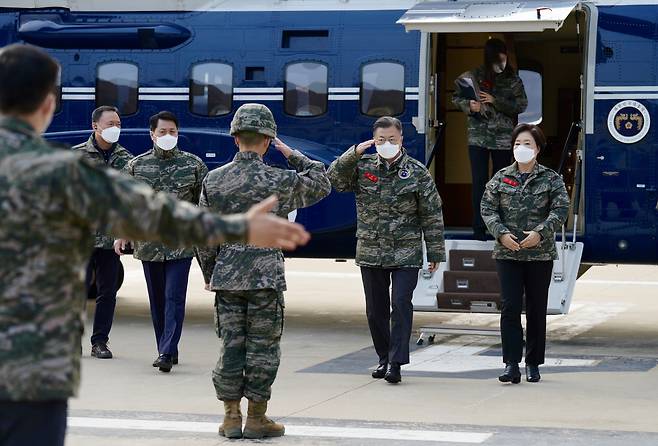 문재인 대통령과 김정숙 여사가 23일 최전방 해병대 장병들을 격려하기 위해 서해 백령도에 도착하고 있다. /연합뉴스