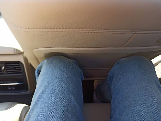 뉴 420i 컨버터블 M 스포츠 패키지 2열 무릎 공간