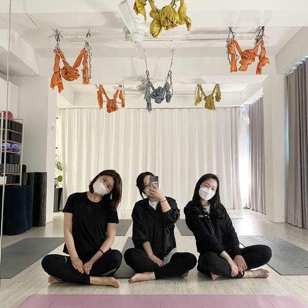 한국암웨이 직원들이 참여한 요가 클래스.