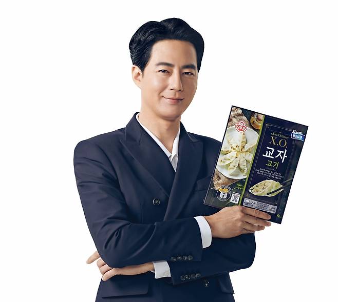 오뚜기가 'X.O. 만두'의 광고 모델로 배우 조인성을 기용하고 신규 TV 광고를 공개했다./사진제공=오뚜기