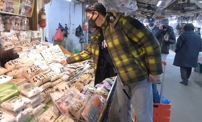 Actor Lee Jang-woo challenges Kim Jang-ji for the best friend of the band.MBCs I Live Alone (director Huh Hang Kim Ji-woo), which will be broadcast on December 24, will reveal Lee Jang-woo, who transformed into Kim Jang Santa.Lee Jang-woo goes to the traditional market and buys kimchi ingredients.Lee Jang-woo, like the Prince of Weekend Drama, boasted of the enthusiasm that reminded him of fan meetings by sweeping traditional markets.Then, each of them is carefully examined and the materials purchased are revealed to reveal the aspiration of I will soak the mixed paper.Lee Jang-woo steals his gaze because he is flexing in the wrong place where he does not wash his eyes and search for kimchi ingredients.The place that opened Lee Jang-woos wallet to the full is nothing but powder.Lee Jang-woo puts down the face of Prince of the Flour on the new world of the powder unfolded in front of him and goes on storm shopping and laughs.Lee Jang-woo arrives in the unidentified The Trace room with a beautiful kimchi material and raises curiosity.Lee Jang-woo, who has been working with the drama and has become a close friend of the age difference, said, I wanted to give Kim Jang to my friend.The age difference between Lee Jang-woo and the hard one is as much as 12 years old, and the tiger belt is the same as the same.Two people who are full of people choose Kim Jang as a solo Christmas breakthrough, and expect a day when laughter does not stop.However, the difficult place of The Trace room is not enough to make kimchi, and it is expected to be difficult from the beginning.Lee Jang-woo is confident that he has prepared a narrow The Trace room customized kimchi, but it is a one thing to send doubtful eyes.