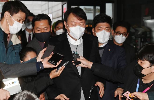 윤석열 국민의힘 대선후보가 22일 오전 서울 영등포구 국민의힘 당사로 출근하고 있다. 박종민 기자