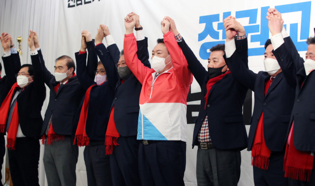 윤석열 국민의힘 대선 후보가 23일 오후 전남 순천 에코그라드 호텔에서 열린 전남선대위 출범식에서 공동선대위원장들에게 임명장을 수여한 후 기념촬영하고 있다. /공동취재기자단