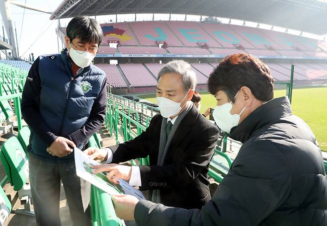 전주시는 전주월드컵경기장의 관람석을 내년 상반기까지 넓고 편한 의자로 전면 교체한다고 22일 밝혔다. 현장을 찾은 김승수 전주시장이 관계자들과 의견을 나누고 있다. ⓒ전주시 제공