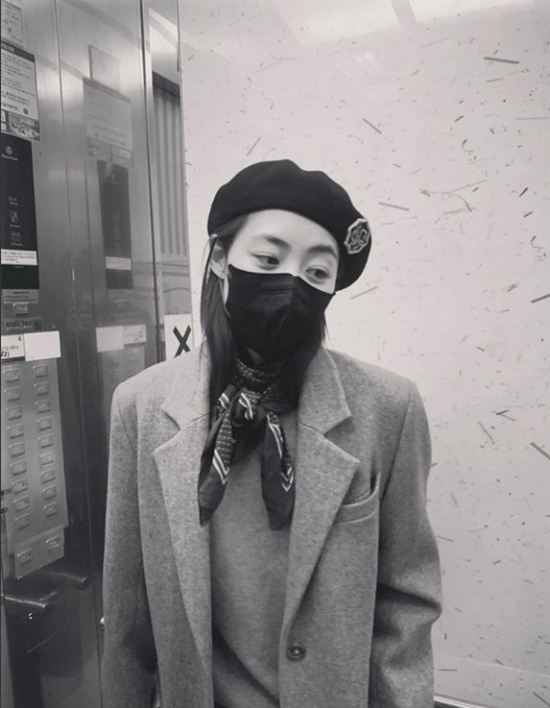 Lee Yeon-hee posted a picture on her Instagram on Sunday without comment.Lee Yeon-hee in the public photo is wearing a mask thoroughly and making a blank expression.Lee Yeon-hees recent fashion sense with hats and scarves attracts attention. The lovely atmosphere is also impressive.Meanwhile Lee Yeon-hee marriages her husband, a non-entertainer of older age, last year.Photo = Lee Yeon-hee Instagram