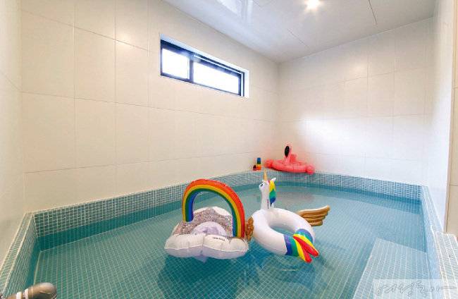 온천물에서 수영하는 재미를 느낄 수 있다.