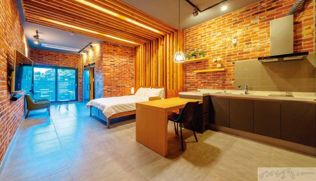 따뜻한 분위기를 자아내는 서락나인 실내.