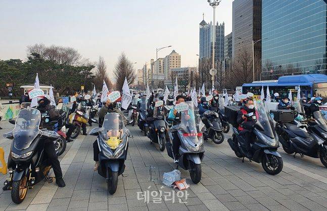 민주노총 서비스연맹 서비스일반노조 배달플랫폼지부 조합원들이 23일 오후 서울 송파구 배달의 민족 본사 앞에서 열린 배달노동자 결의대회에서 배달의 민족 기본 배달료 인상 및 픽업거리 할증 도입을 촉구하고 있다. ⓒ데일리안